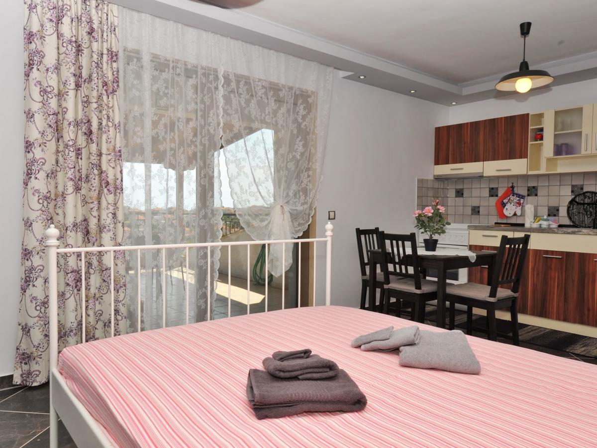 Alice Wonderland Home Nea Flogita Halkidiki מראה חיצוני תמונה